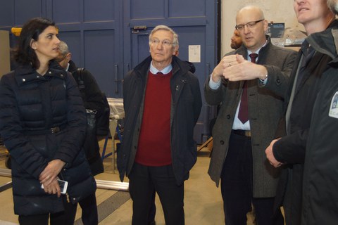 Prof. Modler stellt Prof. Guido Fabiani  die Forschungs- und Entwicklungskompetenzen der Dresdner Leichtbauer vor.