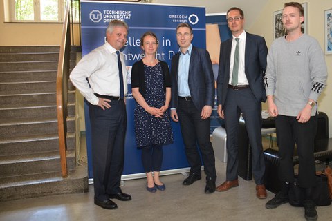 Besuchte das ILK im Rahmen seiner E-Mobilitätstour: MdB Stephan Kühn(3.v.l.), mit (v.l.nr.) Prof. Hubert Jäger, Andrea Schubert, Prof. Maik Gude und Klemens Schneider