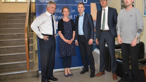 Besuchte das ILK im Rahmen seiner E-Mobilitätstour: MdB Stephan Kühn(3.v.l.), mit (v.l.nr.) Prof. Hubert Jäger, Andrea Schubert, Prof. Maik Gude und Klemens Schneider