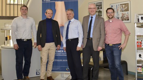MdL Dr. Meyer zu Besuch am ILK. (v.l.n.r.) Tino Wollmann, Dr. Stephan Meyer, Prof. Hubert Jäger, Prof. Niels Modler, Marco Zichner