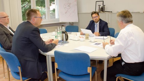 Der Landtagsabgeordnete Lars Rohwer im Gespräch mit dem ILK-Vorstand