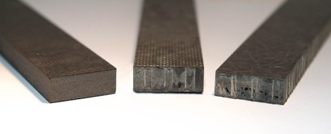 Hochleistungs-Sandwichverbunde mit Polymerkern und Decklagen aus textilen Halbzeugen (links, mittig), zusätzlich integrierter unkaschierter Papierwabe (mittig) im Vergleich zu Strukturen mit Decklagen aus geschnittenen Langfasern (rechts)