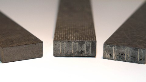 Hochleistungs-Sandwichverbunde mit Polymerkern und Decklagen aus textilen Halbzeugen (links, mittig), zusätzlich integrierter unkaschierter Papierwabe (mittig) im Vergleich zu Strukturen mit Decklagen aus geschnittenen Langfasern (rechts)