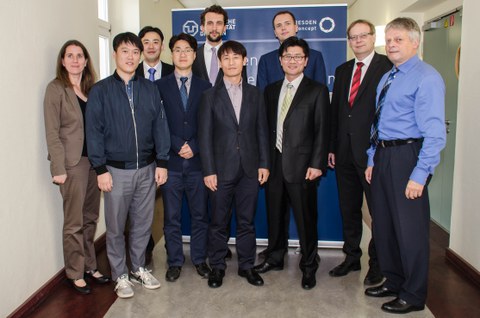 Kickoff-Meeting des Projektes „Multi-Material Side Body Structure (MMSS)“ in Dresden. v.l.n.r. Maike Heitkamp-Mai (ILK), Min-Gwan Bae (Sungwoo Hitech), Dr. Soon Ho Yoon (KIMS), Dr. Hong Kyu Jang (KIMS), Sebastian Spitzer (ILK), Sang-Eon Park (Sungwoo Hitech), Holger Böhm (ILK), Dr. Ji-Sang Park (KIMS), Dr. Bernd Grüber (ILK), Prof. Hubert Jäger (ILK)