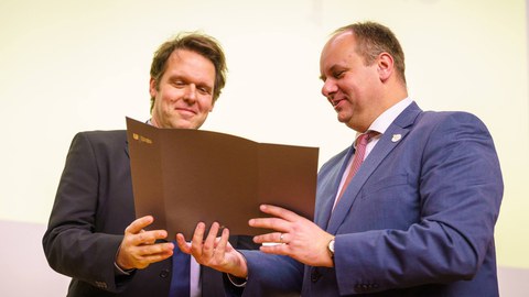 Dr. Robert Böhm erhält den Preis aus den Händen des Dresdner Oberbürgermeisters Dirk Hilbert.