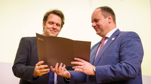 Dr. Robert Böhm erhält den Preis aus den Händen des Dresdner Oberbürgermeisters Dirk Hilbert.