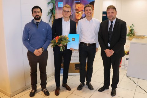 Preisträger Moritz Neubauer (2.v.l.) mit den Betreuern Dr. Angelos Filippatos (l.) und Dr. Martin Dannemann (2.v.r.) sowie VDI-Vorsitzender Prof. Thomas Wiedemann.