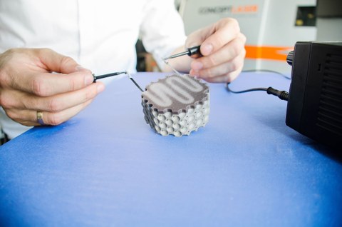 Test des Multi-Material-Leichtbaudemonstrators mittels manuell angeschlossener Stromquelle. 