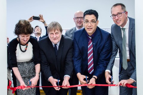 Minister of State Dr. Stange, Prorector Prof. Rödel, Prof. Cherif and Prof. Gude cut the red band for the opening of the research laboratory.