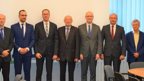 Erste Promotionsverteidigung im Rahmen des deutsch-polnischen Promotionsprogramms. V.l.n.r.: Prof. Artur Rusowicz (WUT), Prof. Tomasz Wisniewski (WUT), Michal Kubiś (Doktorand), Prof. Maik Gude (TUD), Prof. Andrzej Teodorczyk (WUT), Prof. Niels Modler (TUD), Prof. Krzysztof Dragan (ITWL), Prof. Piotr Furmański (WUT), Dr. Mirosław Serdyński (WUT).