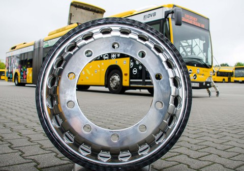 Präsentation auf der Hannover Messe 2016 in Halle 2 am Stand A45:  Carbon-Aluminium-Felge aus dem Projekt "Pilotlinie 64".