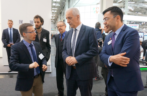 Prominenter Besuch am Stand des Kompetenzzentrums ScaDS: Ministerpräsident des Freistaats Sachsen Stanislav Tillich informiert sich über Big Data Anwendungen u.a. im Bereich der Material- und Ingenieurwissenschaften