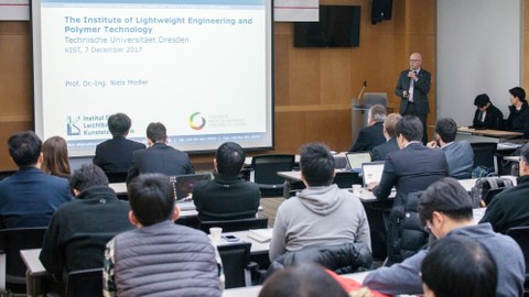 Professor Modler präsentiert den koreanischen Konferenzteilnehmern das Institut für Leichtbau und Kunststofftechnik.