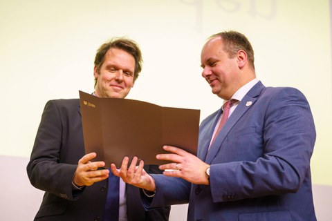 Dr. Robert Böhm erhält den Preis aus den Händen des Dresdner Oberbürgermeisters Dirk Hilbert.