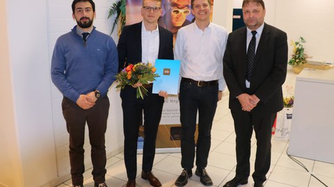 Preisträger Moritz Neubauer (2.v.l.) mit den Betreuern Dr. Angelos Filippatos (l.) und Dr. Martin Dannemann (2.v.r.) sowie VDI-Vorsitzender Prof. Thomas Wiedemann.