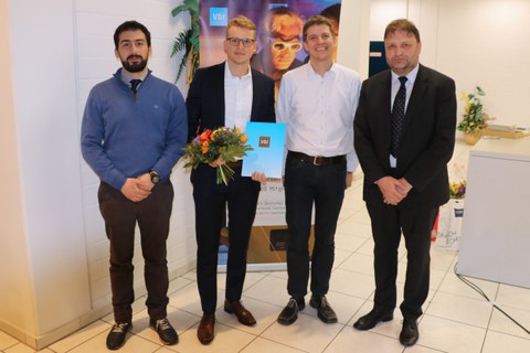 Preisträger Moritz Neubauer (2.v.l.) mit den Betreuern Dr. Angelos Filippatos (l.) und Dr. Martin Dannemann (2.v.r.) sowie VDI-Vorsitzender Prof. Thomas Wiedemann.