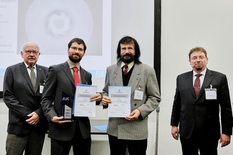 ILK gewinnt AVK-Preis für Hochleistungs-Faserverbund-Radiallaufrad. v.l.n.r: Dr.-Ing. Rdolf Kleinholz (Vorsitzender der Jury des AVK-Innovationspreises) Dipl.-Ing. Martin Pohl (ILK) Dr.-Ing. Peter Hermerath (FLT) Prof. Dr.-Ing. Jens Ridzewski (AVK Vorstandsmitglied)