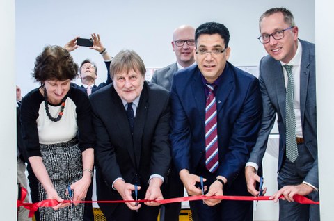 Staatsministerin Dr. Stange, Prorektor Prof. Rödel, Prof. Cherif und Prof. Gude schneiden das rote Band zur Eröffnung des Technikums durch.