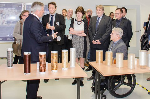 Prof. Jäger erklärt den Gästen die Forschungsarbeit des RCCF im Technikum.