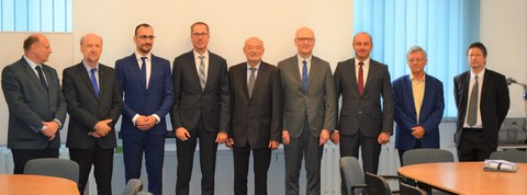 Erste Promotionsverteidigung im Rahmen des deutsch-polnischen Promotionsprogramms. V.l.n.r.: Prof. Artur Rusowicz (WUT), Prof. Tomasz Wisniewski (WUT), Michal Kubiś (Doktorand), Prof. Maik Gude (TUD), Prof. Andrzej Teodorczyk (WUT), Prof. Niels Modler (TUD), Prof. Krzysztof Dragan (ITWL), Prof. Piotr Furmański (WUT), Dr. Mirosław Serdyński (WUT).