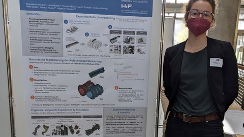 Die Preisträgerin, Frau Magdalena Heibeck, neben dem ausgezeichneten und auf dem DGAW-Kongress vorgestellten Poster zu ihrer Dissertation.