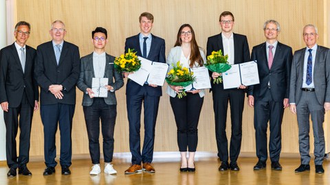 Preisverleihung (v.l.n.r.): Wolfgang Bay (Gisela und Erwin Sick Stiftung), Prof. Dr. Jürgen Czarske (TU Dresden), Tijue Wang (Preisträger, Nachwuchsförderpreis der Gisela und Erwin Sick Stiftung), Dr. Simon Binder (Preisträger, Universitätspreis für Messtechnik der Gisela und Erwin Sick Stiftung), Dr.-Ing. Natalie Haustein und Nils Wieja (Preisträger:innen des Förderpreises für Sensorik und Messsystemtechnik des Bereichs ING der Gisela und Erwin Stiftung), Dr. Mathias Panicke (SICK AG), Prof. Dr. Gerald Gerlach (TU Dresden).