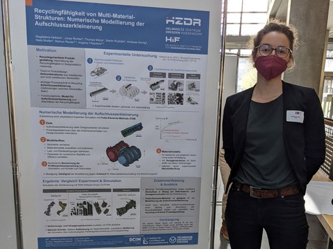 Die Preisträgerin, Frau Magdalena Heibeck, neben dem ausgezeichneten und auf dem DGAW-Kongress vorgestellten Poster zu ihrer Dissertation.