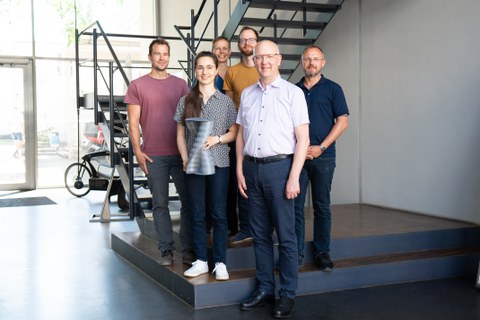 Gruppenfoto: Personen stehen frontal, lächelnd in die Kamera.