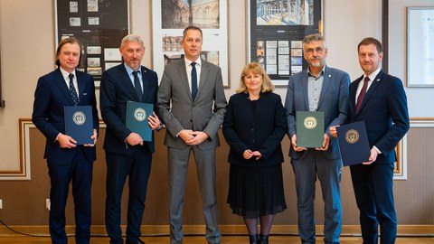 Gruppenfoto: Personen stehen frontal, lächelnd in die Kamera.