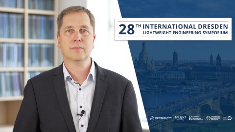 Prof. Dr. Maik Gude schaut in die Kamera. Das Bild ist zweigeteilt: rechts ist eine Fläche, auf der die Hosts und das LBS-Logo pranken.