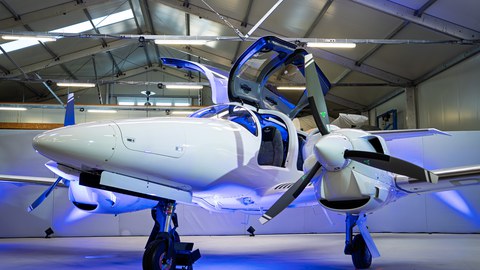 Forschungsflugzeug aus der Froschperspektive.