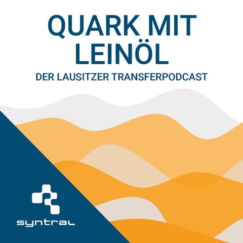 Podcastcover mit Überschrift "Quark mit Leinöl". Wellen in verschiedenen Orangetönen sowie das syntral-Logo.