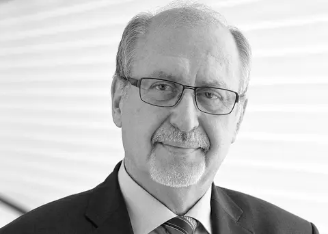 Ein schwarz-weiß-Portrait von Herrn Professfor Werner A. Hufenbach.