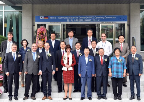 Zeremonie zur Gründung des gemeinsamen Korea-Germany Materials Center (KGMC) in Changwon, Südkorea im Beisein der sächsischen Staatsministerin für Wissenschaft und Kunst Dr. Eva-Maria Stange, des Sprechers des Vorstands des ILK Prof. Hubert Jäger, des Institutsleiters des Fraunhofer IKTS Prof. Alexander Michaelis und Dr. Robert Franke, Leiter des Amts für Wirtschaftsförderung der Stadt Dresden sowie hochrangigen koreanischen Vertretern.