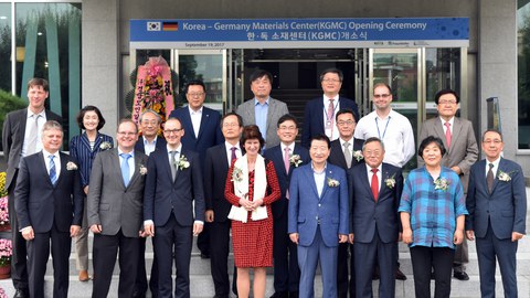 Zeremonie zur Gründung des gemeinsamen Korea-Germany Materials Center (KGMC) in Changwon, Südkorea im Beisein der sächsischen Staatsministerin für Wissenschaft und Kunst Dr. Eva-Maria Stange, des Sprechers des Vorstands des ILK Prof. Hubert Jäger, des Institutsleiters des Fraunhofer IKTS Prof. Alexander Michaelis und Dr. Robert Franke, Leiter des Amts für Wirtschaftsförderung der Stadt Dresden sowie hochrangigen koreanischen Vertretern.