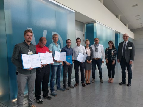 Die ersten Absolventen des von Prof. Niels Modler (re.) geleiteten Lehrgangs "Fachingenieur Leichtbau VDI" präsentieren ihre Zertifikate.