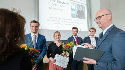 ILK-Vorstand Prof. Niels Modler zeichnet die vier Absolventen mit dem Preis des ACL e.V. aus.