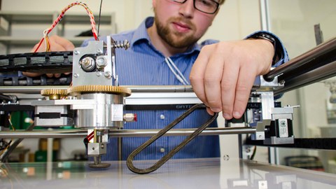Wissenschaftler Dipl.-Ing. Arnd Struve arbeitet am 3D-Drucker im Innovationslabor für generative Fertigung am ILK.