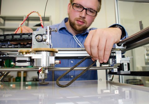 Wissenschaftler Dipl.-Ing. Arnd Struve arbeitet am 3D-Drucker im Innovationslabor für generative Fertigung am ILK.