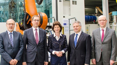 Staatsministerin für Wissenschaft und Kunst, Dr. Eva-Maria Stange zu Gast am Institut für Leichtbau und Kunststofftechnik (ILK).