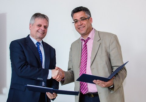 The signers of the cooperation agreement for the foundation of the Research Center Carbon Fibers Saxony, Prof. Jäger (ILK) and Prof. Cherif (ITM) shake hands.