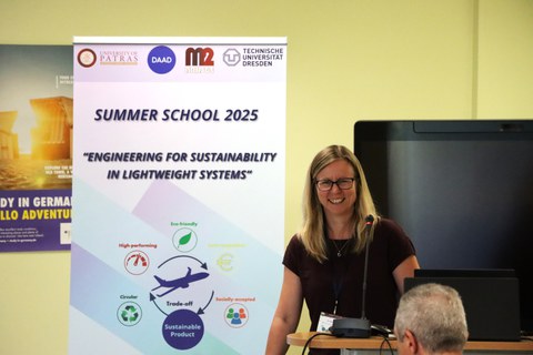 Dr. Anja Winkler im Vortrag. Sie lacht.