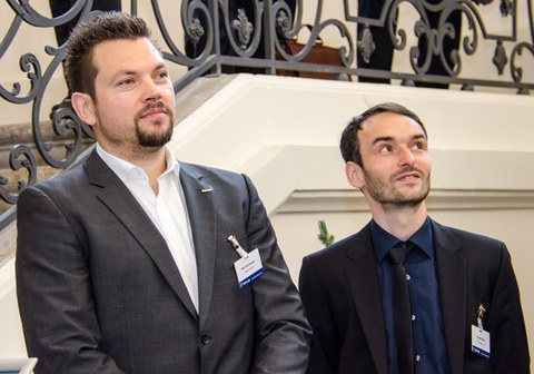 Designer Nils Poschwatta und Dipl.-Ing. Daniel Weck vom ILK bei der Präsentation des Funktionsintegrativen Fahrzeugsystemträgers.