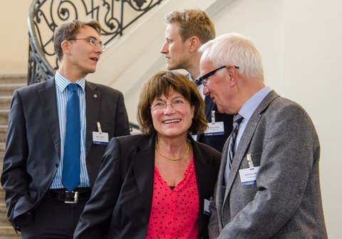 Dipl.-Ing. Vroi Güth und Prof. Dr. rer. nat. habil. Dr. h.c. Karl-Heinz Modler bei der feierlichen Enthüllung des Funktionsintegrativer Fahrzeugsystemträgers