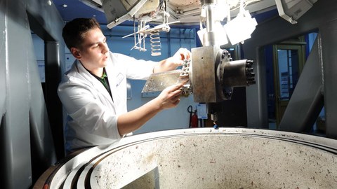 Ein Mitarbeiter des Instituts für Leichtbau und Kunststofftechnik arbeitet an einem Prüfstand des UTC Dresden.
