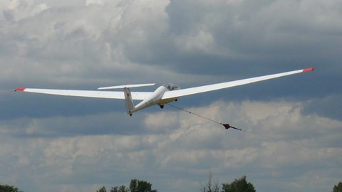 Segelflugzeug im Windenstart, kurz nach dem Abheben