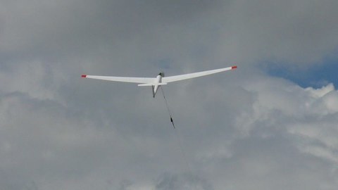 Segelflugzeug im Windenstart, in größerer Höhe