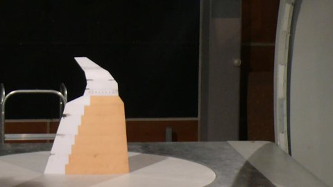 Gestauchtes Flügelmodell mit Winglet in der Messstrecke