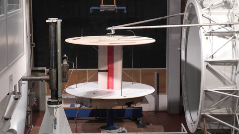 Wing model with internal heat exchanger in the wind tunnel