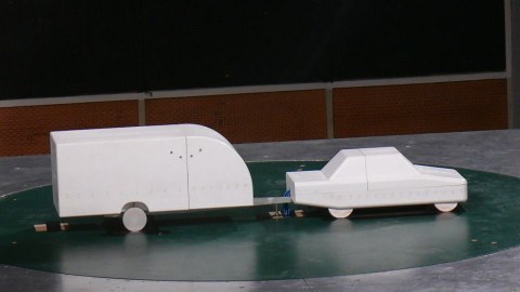 MIRA-Modell mit Stufenheck und Anhänger mit abgerundetem Bug